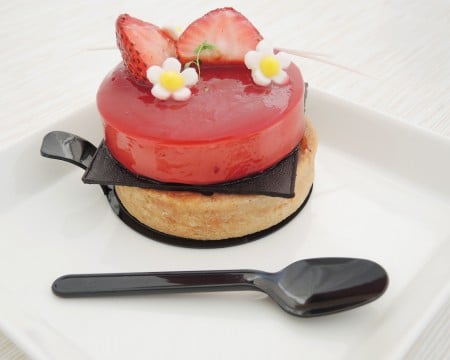 デザートスプーンとフルーツタルト